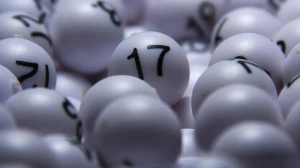 Ilustración tipo lotería para hablar de azar y eventos raros en minería