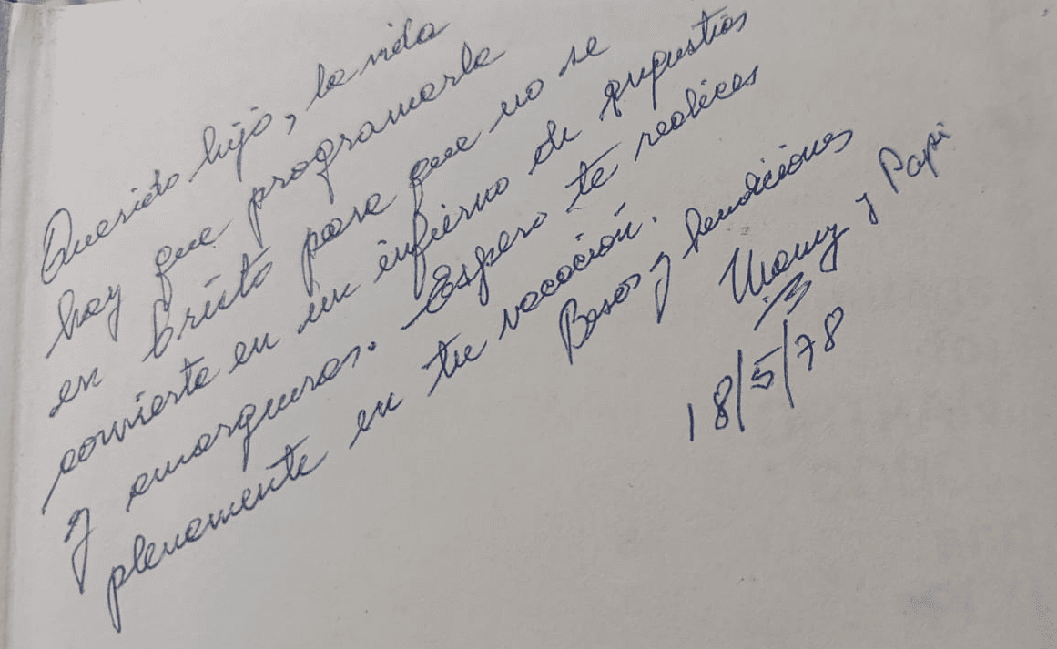 Dedicatoria manuscrita de mi mamá en el libro de lenguaje ensamblador