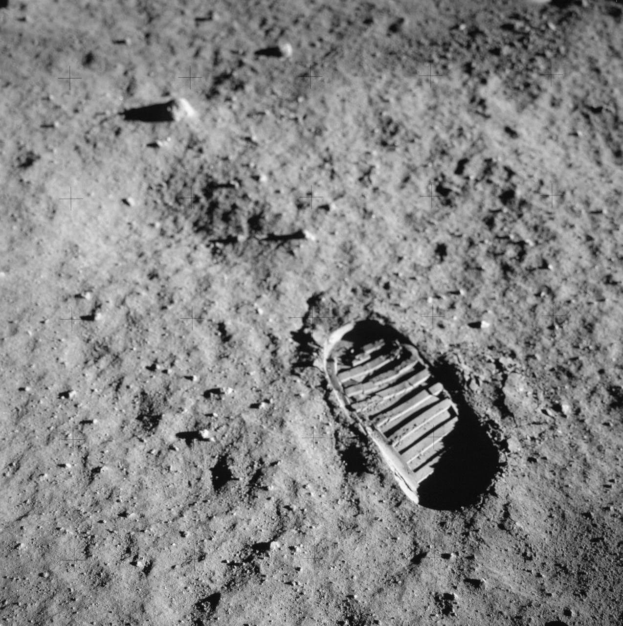 Detalle de una huella de bota en el suelo lunar durante la misión Apollo 11