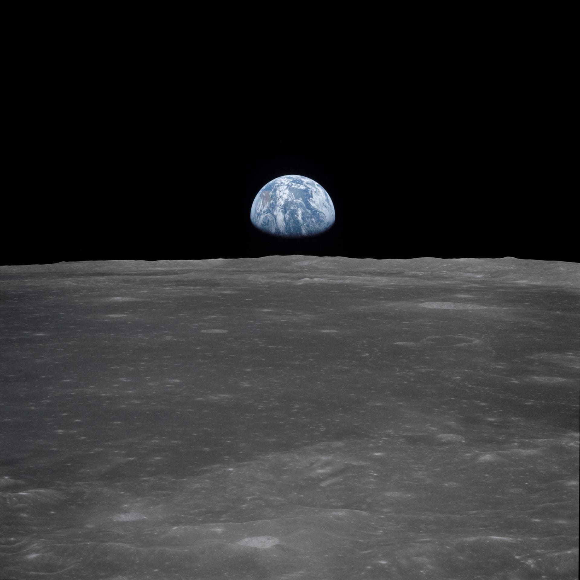 La Tierra elevándose sobre el horizonte lunar durante la misión Apollo 11