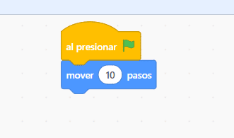 Bloque al presionar bandera verde conectado con mover 10 pasos en Scratch